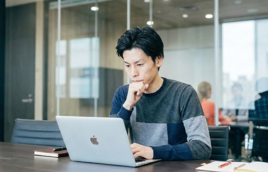 課題を深く理解し、戦略から実装まで伴走する